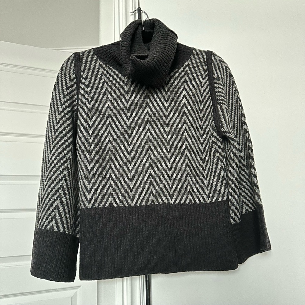 Saks Chevron Sweater 100% Super fine Merino Wool Size XS